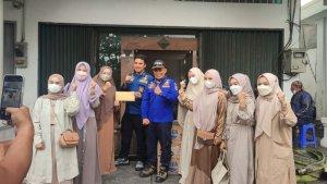 Ibu-ibu-beri-bantuan-Petugas-Damkar-Kota-Bandung.jpg