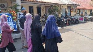 Ibu-korban-laporkan-perawat-rumah-sakit-di-Cirebon-yang-diduga-lecehkan-anaknya.jpg