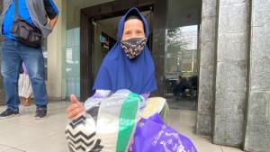 Ida-Hamidah-saat-mengambil-beras-di-Kelurahan-Utama-Kota-Cimahi.jpg