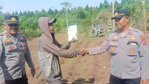Iptu-Kurnia-Tanam-Jagung-Bersama-Petani-Wujudkan-Ketahanan-Pangan-Lewat-Kebersamaan.jpg