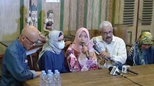 Istri-diplomat-almarhum-Arya-Daru-Pita-tengah-saat-konfrensi-pers-di-Yogyakarta.jpg