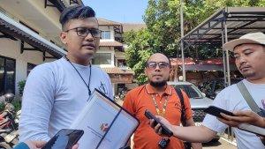 Ivan-Rivanura-membuat-laporan-ke-ke-Bawaslu-Jabar.jpg