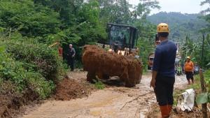 JALAN-tertutup-longsor-cikalong.jpg