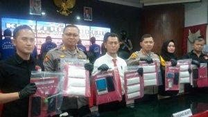 Jajaran-Polres-Sukabumi-Kota-menunjukkan-barang-bukti-di-Mapolres-Selasa-2152024.jpg
