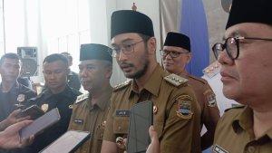 jabar/Jeje-Ritchie-Ismail-didampingi-Asep-Ismail-ketiga-dari-kiri-saat-memberikan.jpg