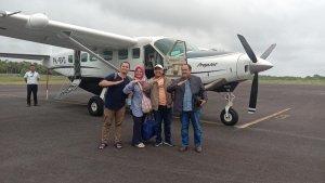 Jeje-dan-penumpang-pesawat-Susi-Air.jpg