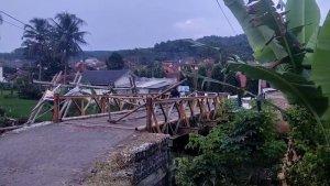 Jembatan-Cibarengkok-yang-menghubungkan-Haurgeulis-dan-Bantarujeg-MAJALENGKA.jpg
