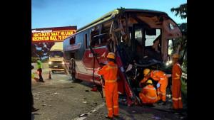 KECELAKAAN-maut-di-tol-cipali-km-72-bus-agra-mas.jpg