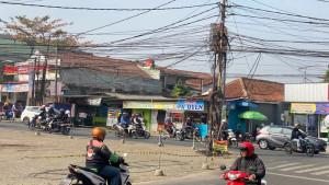 Kabel-PLN-dan-fiber-optik-terlihat-semrawut-di-Bundaran-Jati-Kota-Cimahi.jpg