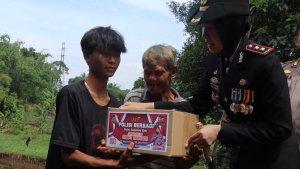Kakek-Lili-tengah-korbang-angin-puting-beliung-di-Sukabumi.jpg