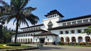 Kantor-Gubernur-Jawa-Barat-di-Kota-Bandungd.jpg