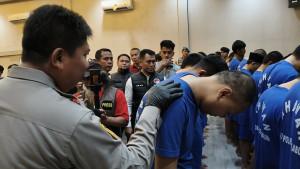 Kapolres-Sukabumi-AKBP-Samian-saat-menginterograsi-APR-pengedar-ganja.jpg