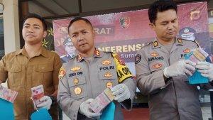 jabar/Kapolres-Sumedang-AKBP-Joko-Dwi-Harsono-tengah-menunjukkan-uang-mainan.jpg