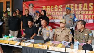 Kapolrestabes-Bandung-Kombes-Budi-Sartono-pegang-mikrofon-didampingi.jpg