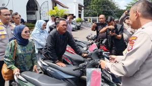 Kapolrestabes-Bandung-Kombes-Budi-Sartono-saat-menyerahkan-sepeda-motor.jpg