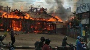 Kebakaran-menimpa-Rumah-Makan-Ampera-Bandung.jpg