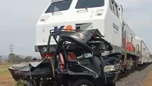 Kecelakaan-di-jalur-perlintasan-kereta-api-kembali-terjadi-di-Cirebon.jpg
