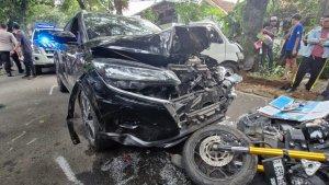 Kecelakaan-mobil-dan-motor-di-Jalan-Anggrek.jpg
