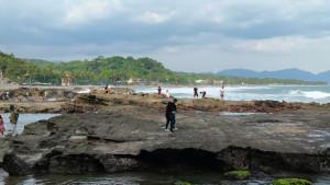 Keindahan-Pantai-Karanghawu-yang.jpg