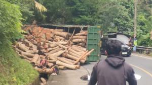 Kejadian-tronton-terbalik-di-jalan-nasional-Pangandaran-Kalipucang.jpg