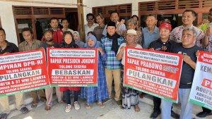 Keluarga-dan-warga-bentangkan-spanduk-minta-tolong-Jokowi.jpg