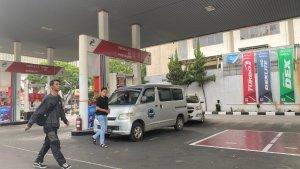 Kendaraan-roda-empat-mengisi-BBM-jenis-Pertalite-di-SPBU-Jalan-Riau-Kota-Bandung.jpg