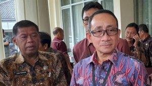 Kepala-BPS-Majalengka-Joni-Kasmuri-kanan-12222.jpg