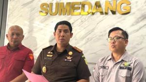 Kepala-Kejaksaan-Negeri-Sumedang-Adi-Purnama-tengah-saat-memberikan-keterangan.jpg