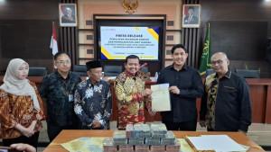 Kepala-Kejaksan-Negeri-Sumedang-Adi-Purnama-kedua-dari-kanan-menyerahkan-uang.jpg