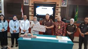Kepala-Kejari-Sumedang-Adi-Purnama-saat-menunjukkan-uang.jpg