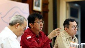 Kepala-OJK-Jabar-Darwisan-tengah.jpg