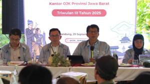 Kepala-OJK-Provinsi-Jawa-Barat-Darwisman-memaparkan-kinerja-industri-jasa-keuangan.jpg