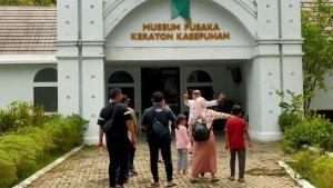 Keramaian-pengunjung-di-Keraton-Kasepuhan-Cirebon-1111.jpg