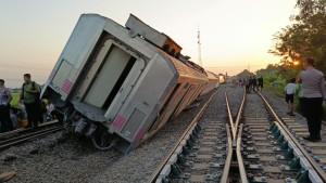jabar/Kereta-Api-Agro-Bromo-Anggrek-yang-anjlok-di-Stasiun-Pagaden-Baru-Subang.jpg