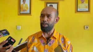 Ketua-DPD-Partai-Golkar-Kabupaten-Ciamis-Trian-Slamet-Triyana-memberi-keterangan.jpg
