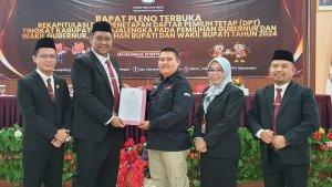 Ketua-KPU-Kabupaten-Majalengka-Teguh-Fajar-Putra-Utama-kedua-kiri-111111.jpg