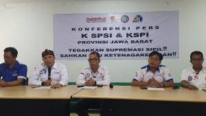 Ketua-Konfederasi-Serikat-Pekerja-Seluruh-Indonesia-KSPSI-Jawa-Barat-Roy-Jinto-tengah.jpg