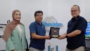 Ketua-Umum-KONI-Jawa-Barat-Muhammad-Budiana-kanan-menyerahkan.jpg
