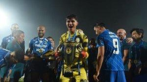 Kiper-Persib-Bandung-Kevin-Ray-Mendoza-mengangkat-trofi-Juara-Liga-1.jpg