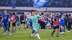 Kiper-Persib-Kevin-Ray-Mendoza-berlari.jpg