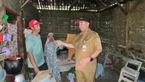 Kisah-nenek-Sodijah-hidup-sebatang-kara-tinggal-di-rumah-reyot-di-Cibarusah-Bekasi.jpg