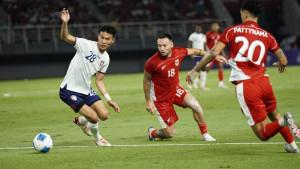 Klok-berebut-bola-dengan-pemain-China-Taipei.jpg