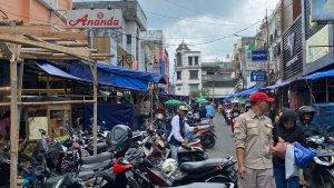 Kondisi-Jalan-Kapten-Harun-Kabir-dipenuhi-lapak-Pasar-Marema.jpg