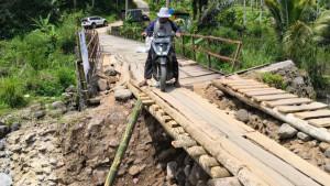 Kondisi-Jembatan-Cisarua-di-Desa-Sirnarasa-Kec.jpg