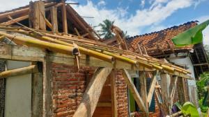 Kondisi-Rumah-Ade-Miskati-66-janda-tua-di-Ciamis-yang-dibangun-ulang-warga.jpg