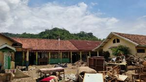 Kondisi-SDN-Cikahuripan-masih-berantakan-d.jpg