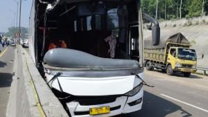Kondisi-bus-Primajasa-yang-terlibat-kecelakaan-di-Tol-Cipularang-wilayah-Purwakarta-Jawa-Barat.jpg