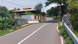 Kondisi-jalan-di-Desa-Sukaharja-Kabupaten-Bogor-desa-yang-akan-dilelang.jpg