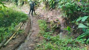 Kondisi-jalan-rusak-di-Desa-Karangs.jpg