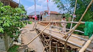 Kondisi-jembatan-penghubung-di-Kampung-Hegarmanah-Cimaung.jpg